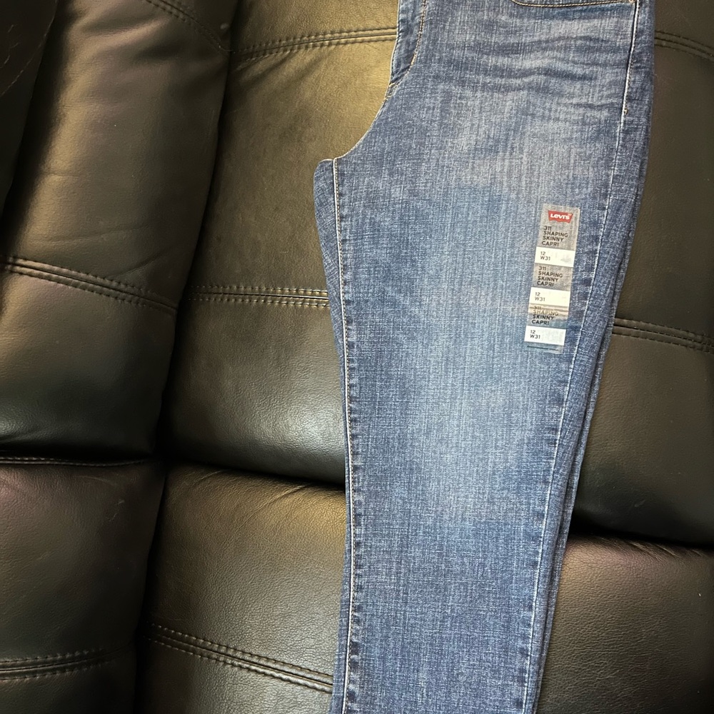 Levi’s 311 Shaping Skinny Capris Midrise size 12/W31.